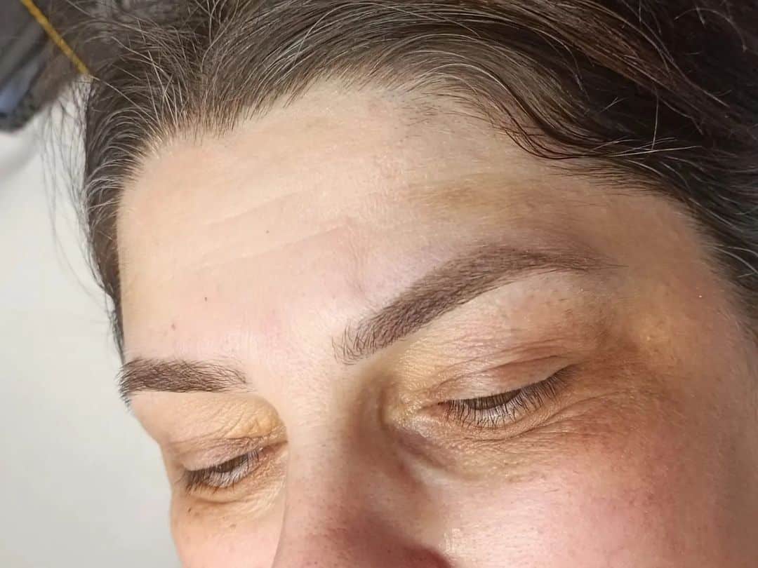 Sourcils poudrés - Esthéticienne dermographe Cugnaux